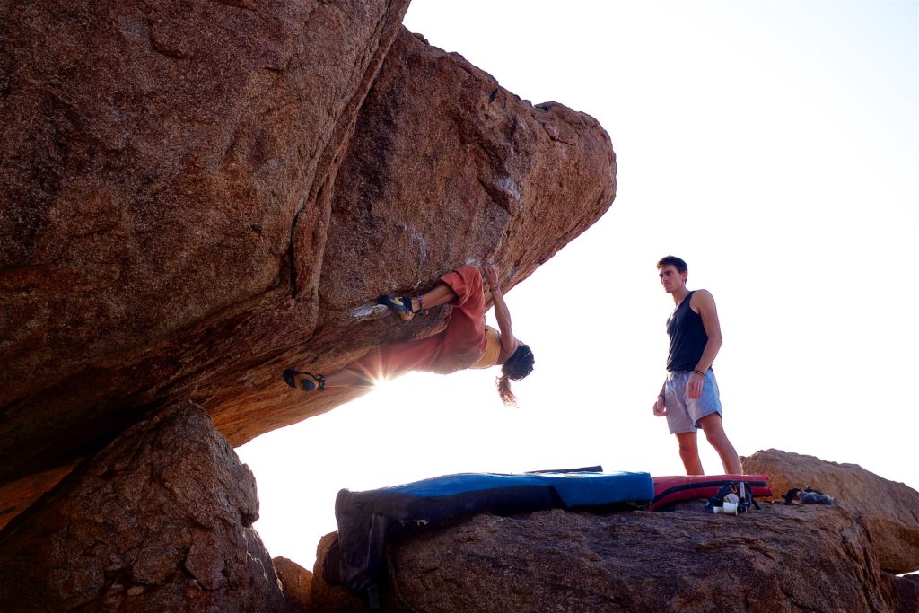 Escalade boulder avec un couché du soleil